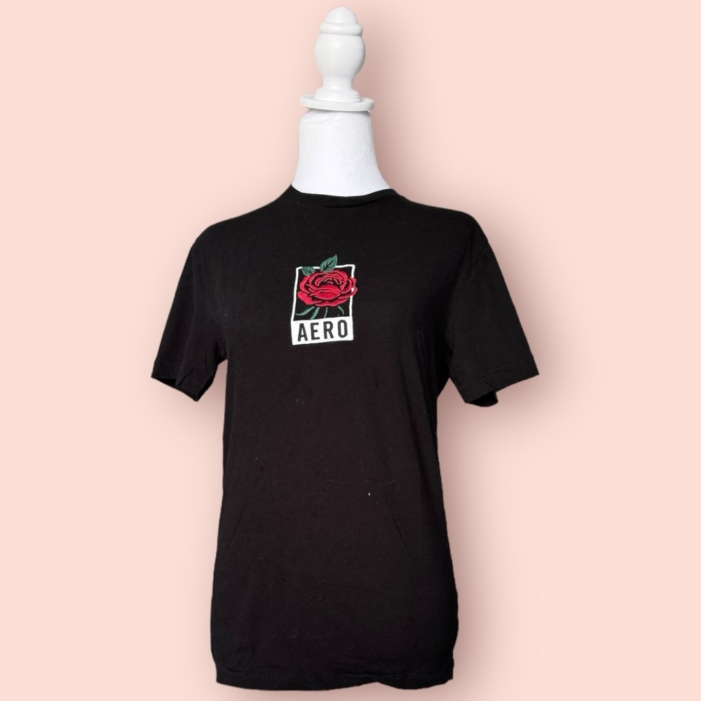 Aéropostale black t-shirt with a red rose size L